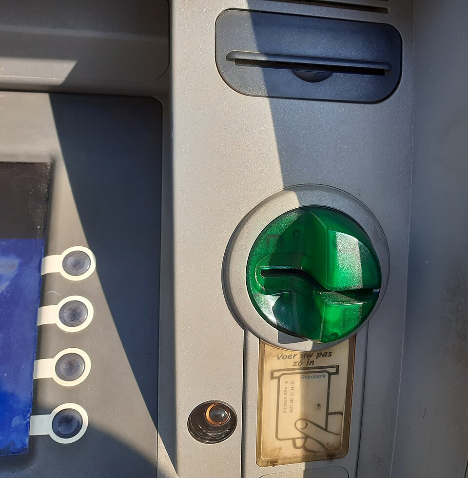 ภาพช่องเสียบบัตรสีเขียวและปุ่มกดของตู้เอทีเอ็ม